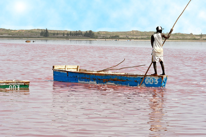Le lac rose qui change de couleurs à l'intensité des rayons solaires
