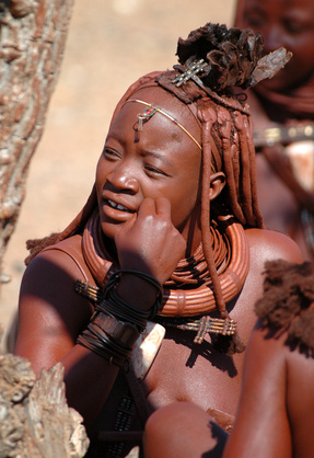 Femme de la tribu Himba dans la région du Kaoland en Namibie