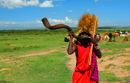 Massaï qui mène son torupeaux au Kenya - 