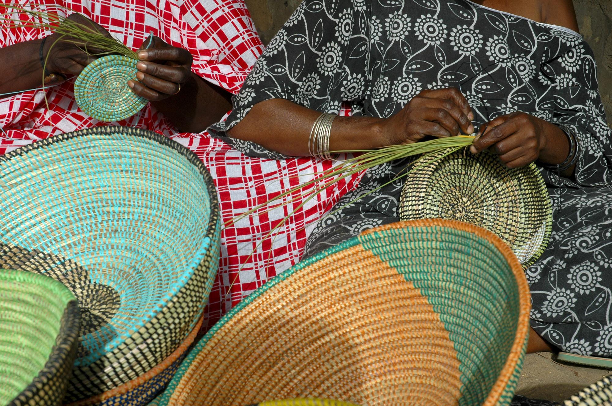 Paniers tréssés main au marché de Sanganda 